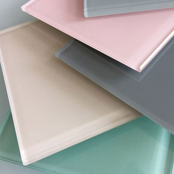 Kính màu ốp bếp