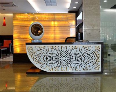 Bàn lễ tân xuyên sáng cho văn phòng hiện đại 