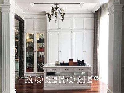 Tủ quần áo gỗ sồi sơn trắng phong cách tân cổ điển