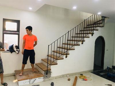 Thi công cầu thang gỗ sắt tại Thanh Trì Hà Nội